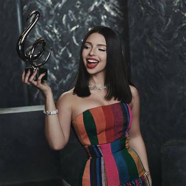 &Aacute;ngela Aguilar presume ser &lsquo;buchona&rsquo; con un arriesgado escote VIDEO