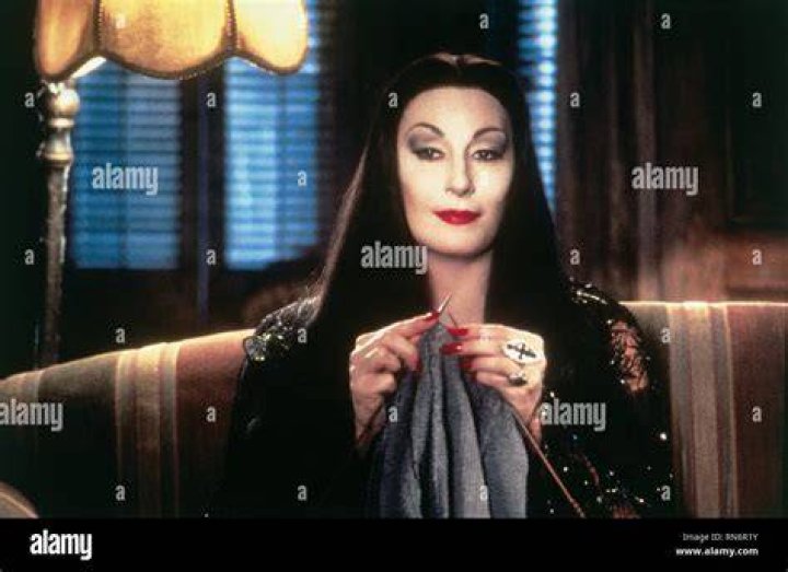 ADDAMS FAMILY VALUES Anjelica Huston, Raul Julia, 1993 Stock Photo Alamy