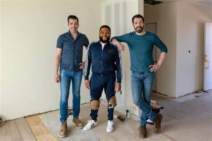 Anthony Anderson Surprises His Brother With a Home Makeover During HGTV