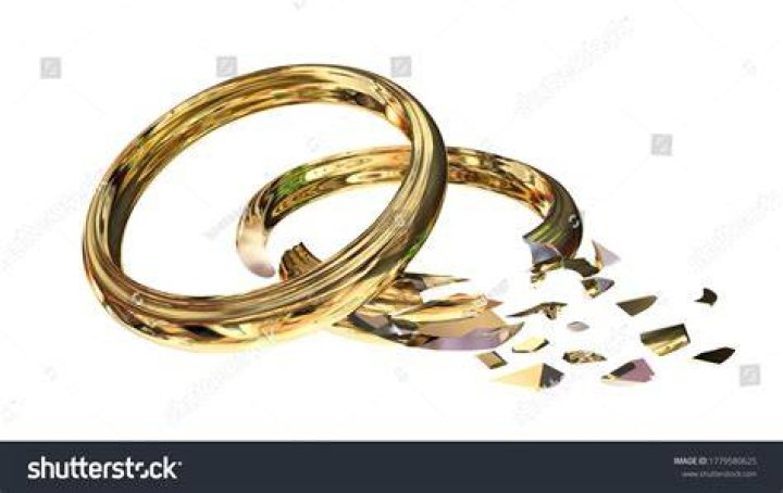 broken ring divorce crisis problems arguing in marriage 3d rendering