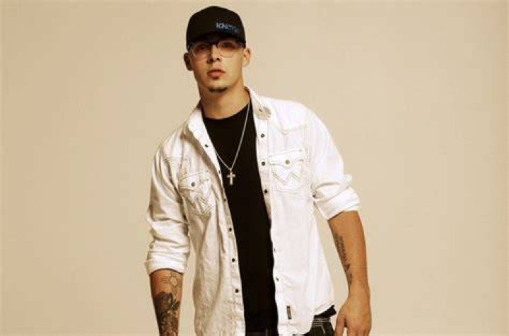 Chase Matthew Signs with Warner Music Nashville