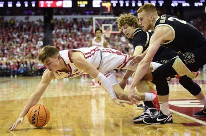 Connor Essegian transferring 5 landing spots for guard