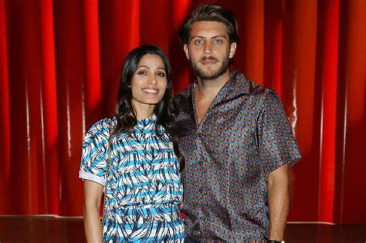 Freida Pinto accueille son premier b&eacute;b&eacute; avec son mari Cory Tran Crumpe
