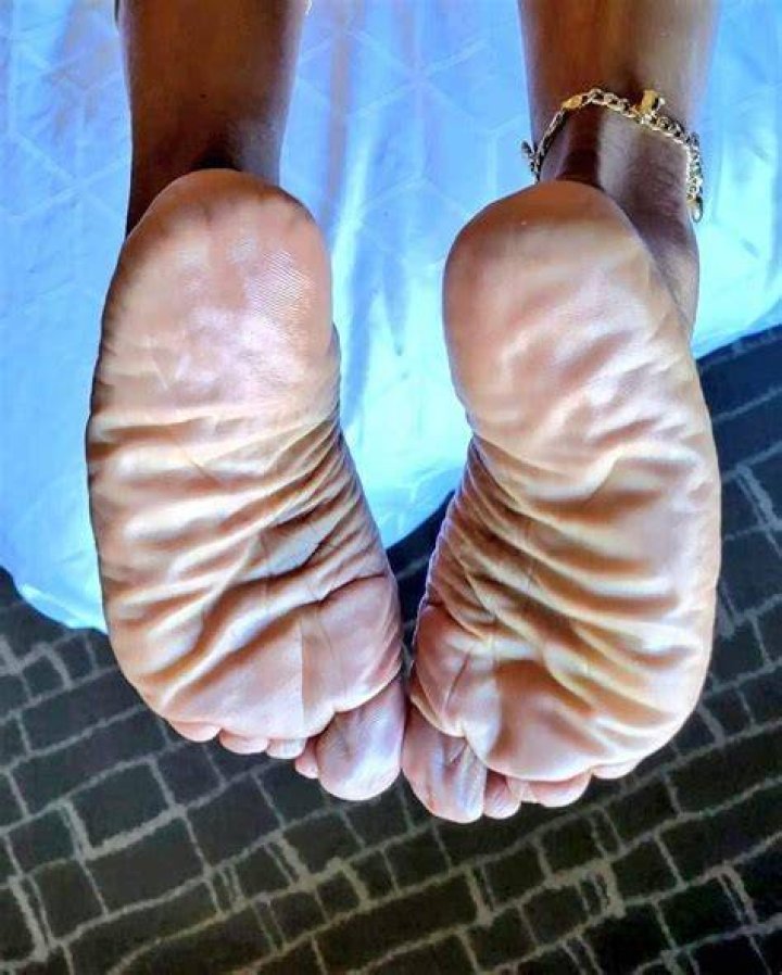 Hilary Swank&rsquo;s wrinkled, soft sole r/celebrity_soles