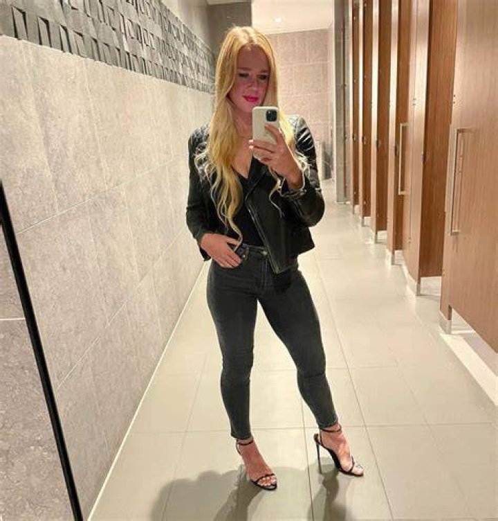 Holly (Hennessey_17) Twitter