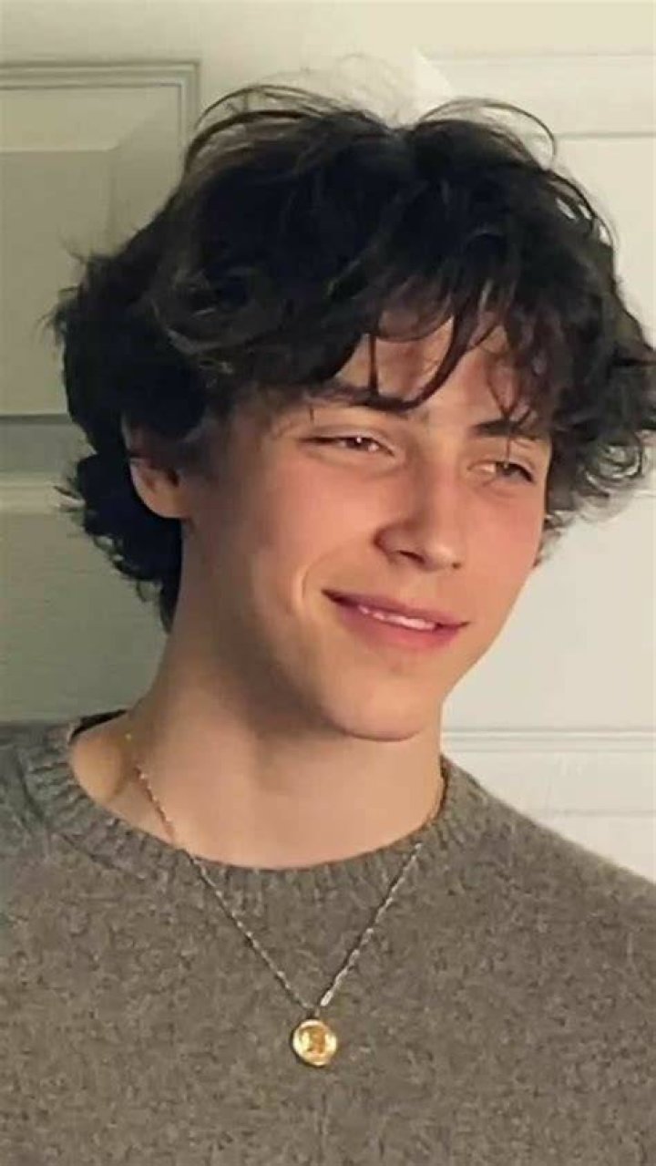 Indie aestetic Brown hair men, Long hair styles men, Boy hairstyles