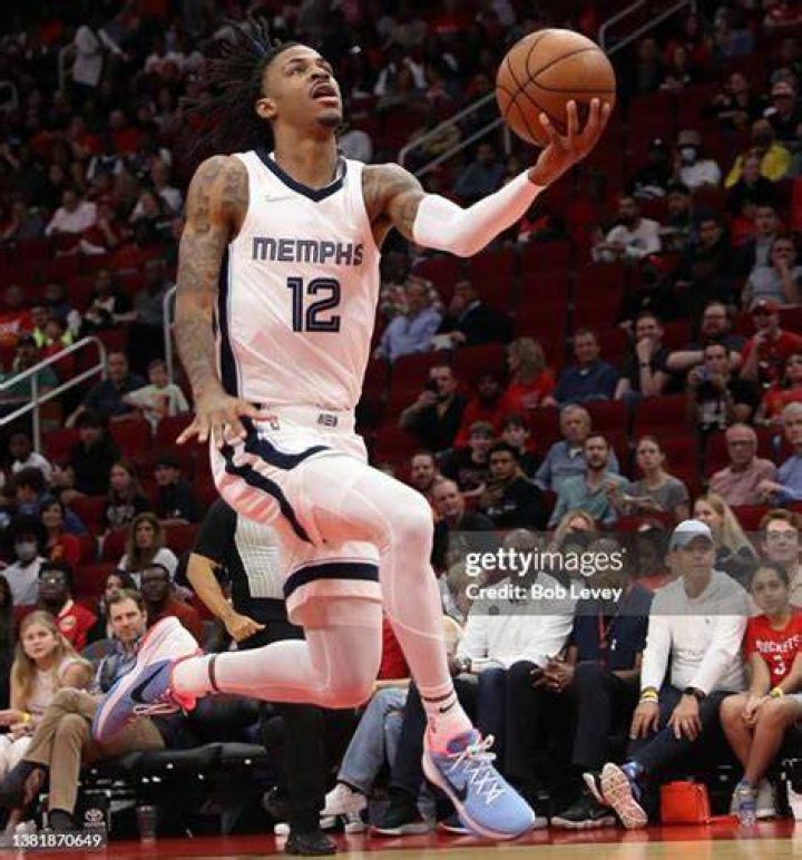 Ja Morant celebrates gamewinning layup with Usher, Tee Morant