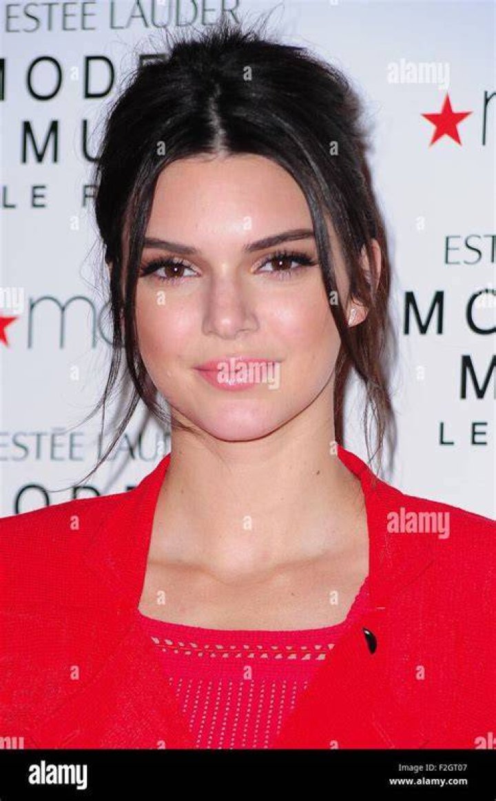 Kendall Jenner Shines at Macy's to Promote Est&eacute;e Lauder's New Fragrance