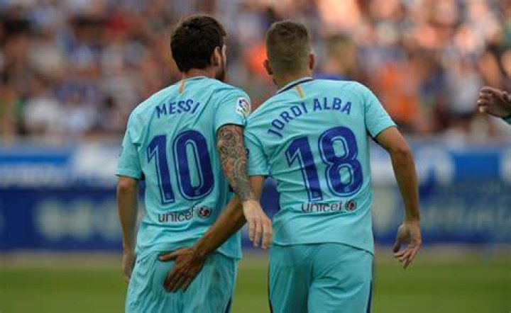 Messi, 351 gol con il Bar&ccedil;a. E Jordi Alba gli palpa il sedere