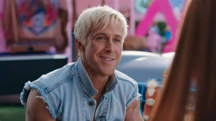Ryan Gosling &egrave; Ken nel liveaction di Barbie, la prima foto ufficiale