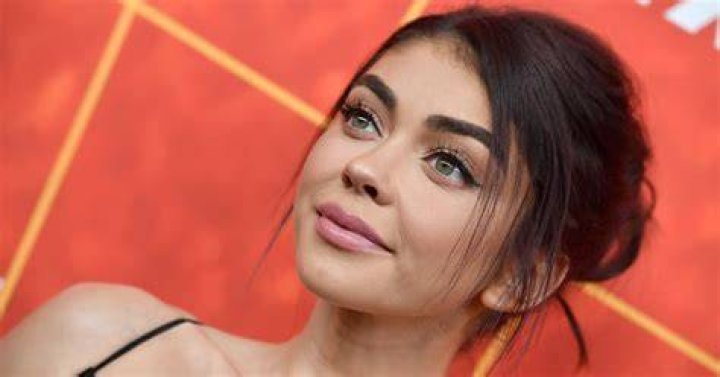 Sarah Hyland Showcases Her Scars From Her 16 Surgeries And Breaks Down