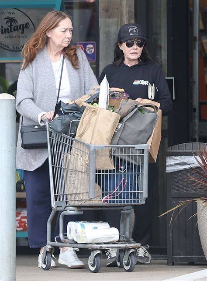 Shannen Doherty Shopping at the Malibu Vintage Grocers in Malibu 06