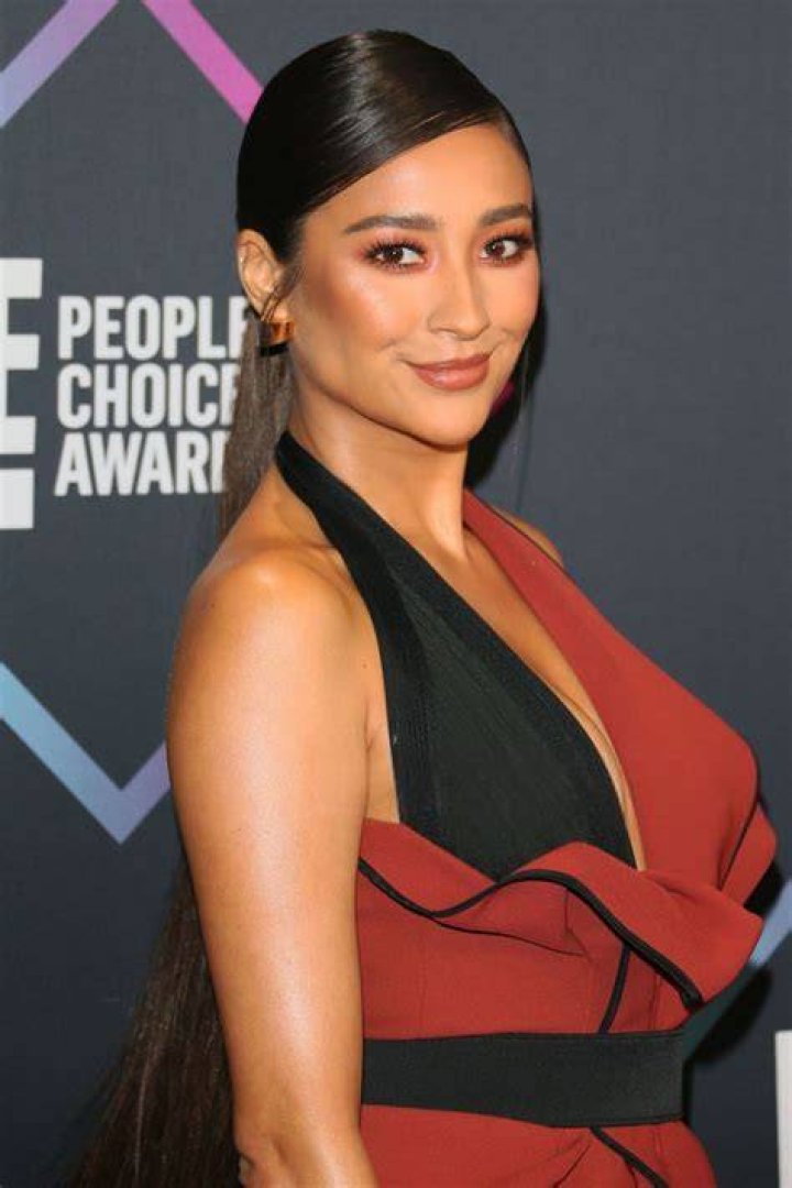 Shay Mitchell People&rsquo;s Choice Awards 2018 &bull; CelebMafia