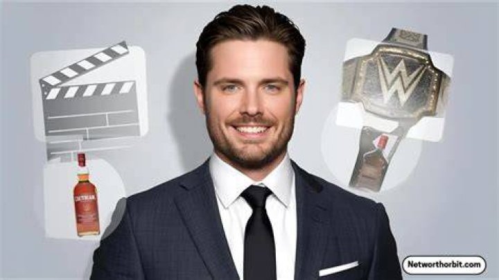 Stephen Amell Bio, Net Worth, Married, Wife, Children, Brother, Family, Parents, Nationality