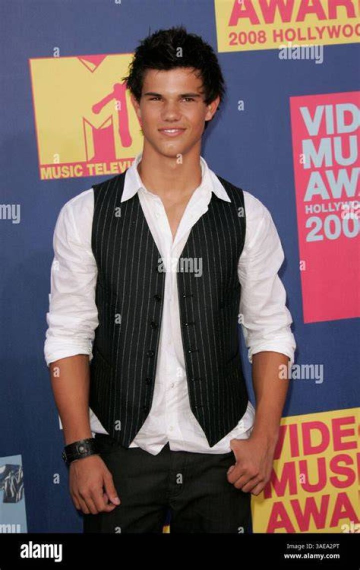 Taylor Lautner arriving at the Sisterhood of the Traveling Pants
