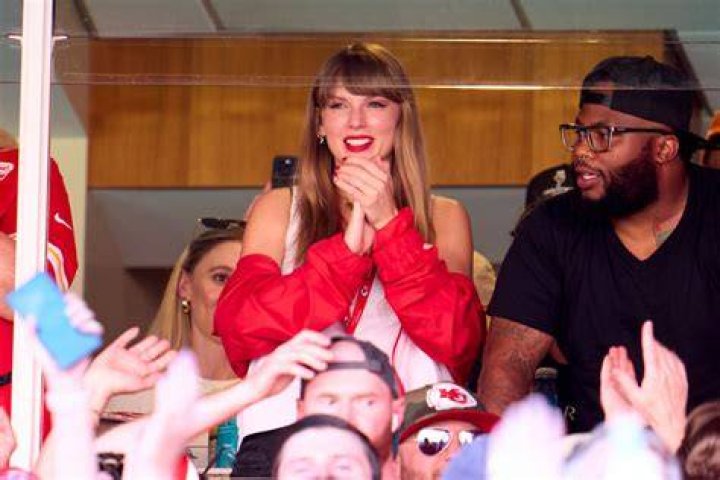 Taylor Swift cheers on Travis Kelce at Kansas City Chiefs game CNN