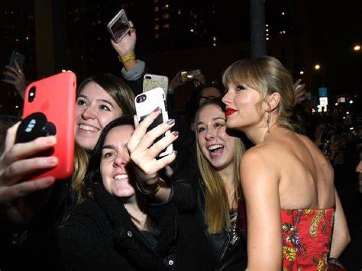 Taylor Swift Fans Are Obsessed With This Viral BurnAway Cake
