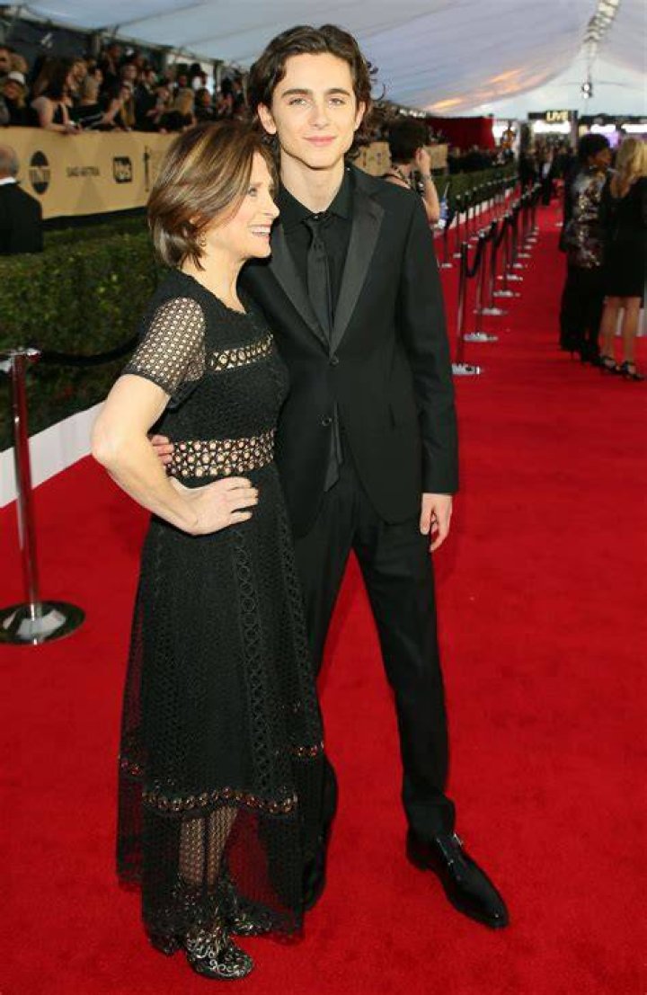 Timoth&eacute;e Chalamet Brings Mom Nicole Flender as His Date to 2018 Oscars