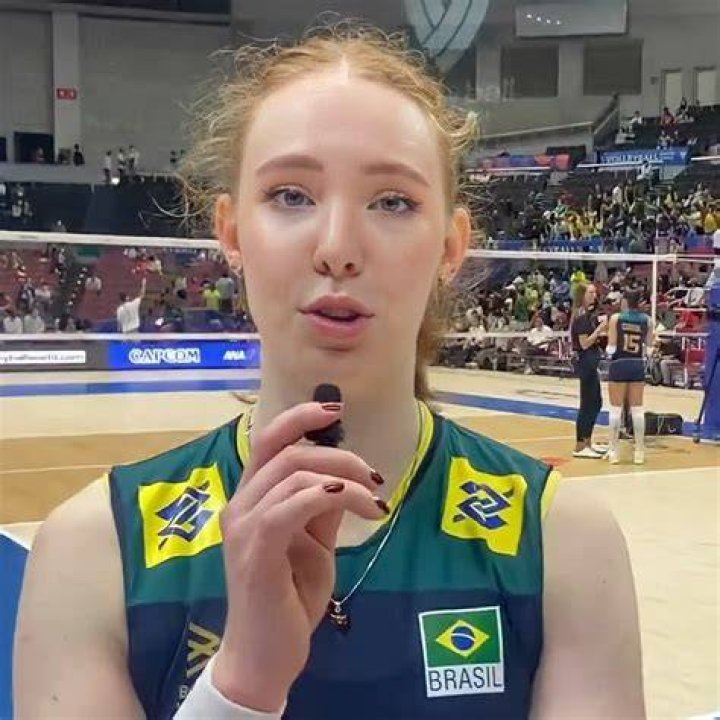 Volleyball player J&uacute;lia Bergmann and Soccer player Pablo Gavi are seen