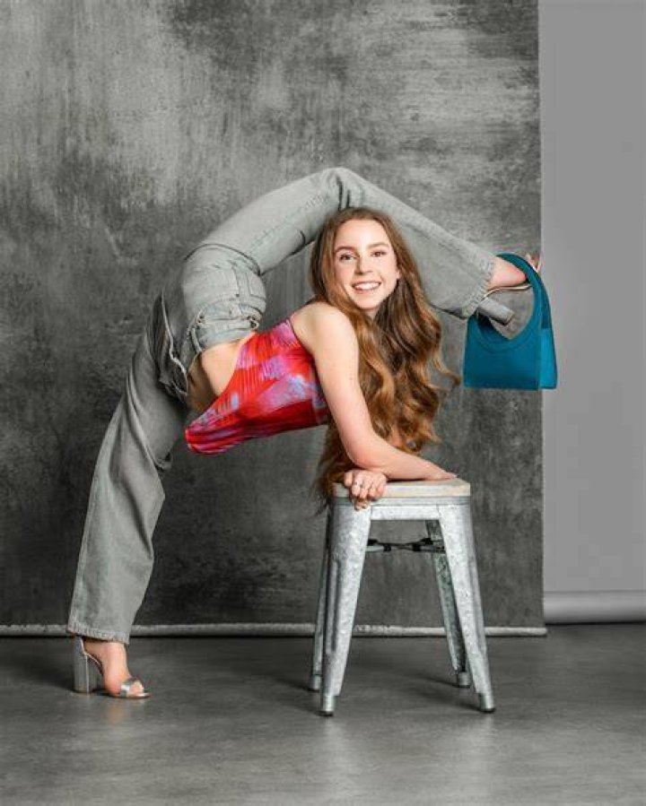 Who is Youtuber Anna Mcnulty ? Her Age, Height, Sister & More
